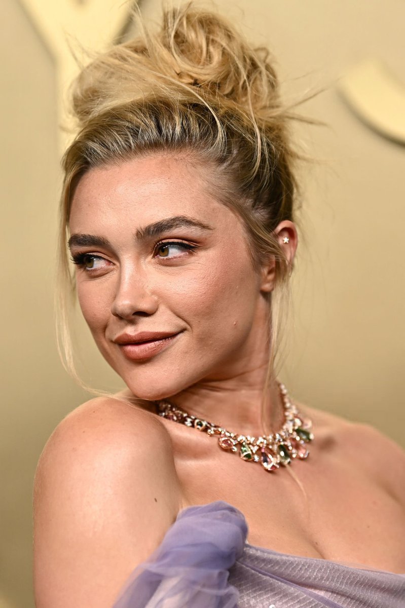 CAPTAlNPUGH's tweet photo. florence pugh face card never decline https://t.co/5Q7HnsCbeZ