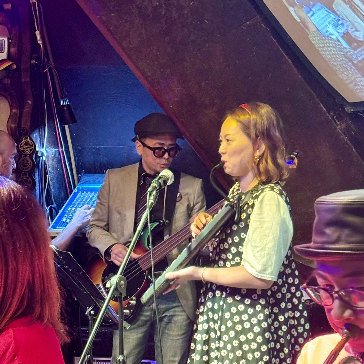 jZO6Yfyv7q85027's tweet photo. 13日、今年2回目のFat Rocketsライブ、ブリティッシュパブ、What the Dickensでブチかましてきました❗️ツーマン、1時間の長丁場、外国人ばかりのアウェイ感、今までに無い展開に戸惑いながらも、大盛り上がりで、最高に楽しいステージでした🎉 https://t.co/Tmh5EKOnWX
