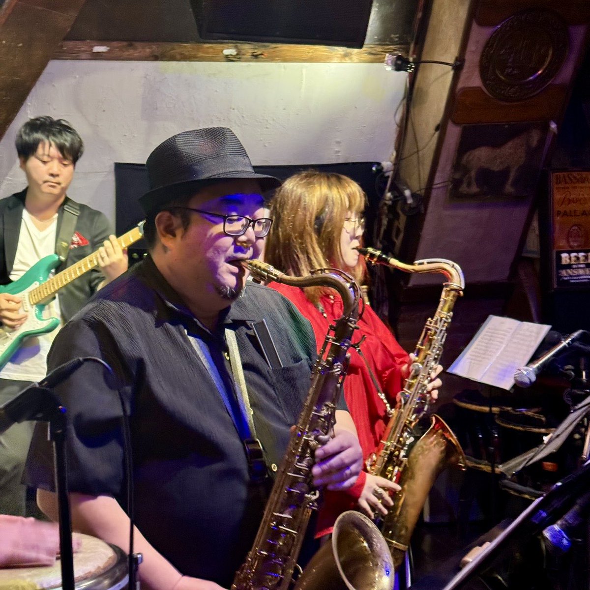 jZO6Yfyv7q85027's tweet photo. 13日、今年2回目のFat Rocketsライブ、ブリティッシュパブ、What the Dickensでブチかましてきました❗️ツーマン、1時間の長丁場、外国人ばかりのアウェイ感、今までに無い展開に戸惑いながらも、大盛り上がりで、最高に楽しいステージでした🎉 https://t.co/Tmh5EKOnWX
