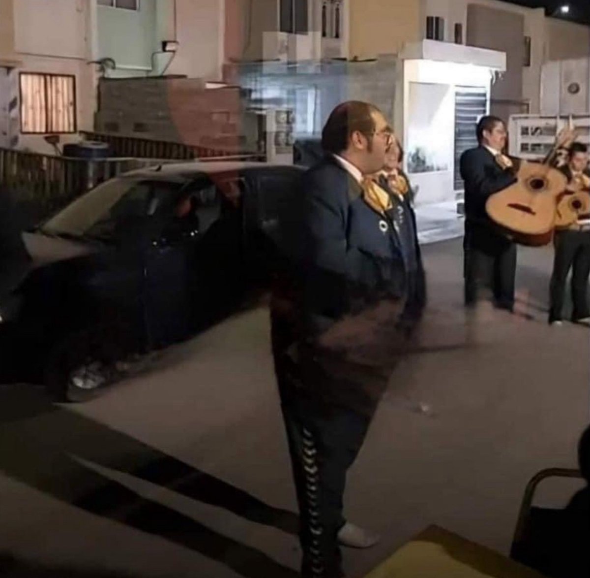 Guarromantico_'s tweet photo. No sé si pedirle una canción o pagarle la renta. https://t.co/TtzpfRZ4NU