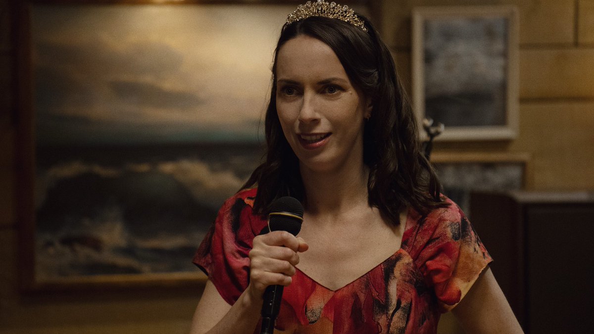 PortalAppleTV's tweet photo. Kate O’Flynn venceu o Emmy 2026 de Melhor Atriz Coadjuvante em Série de Comédia, por seu trabalho em O Segredo de Widow’s Bay. #Emmys https://t.co/lVbudUONGg