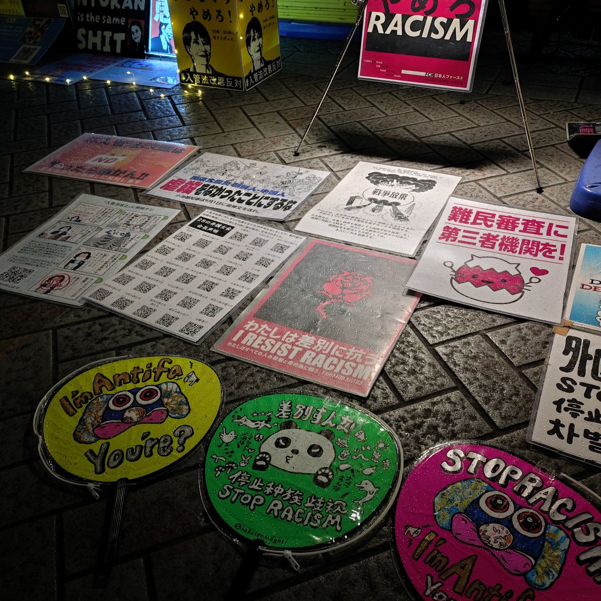 Puzosia's tweet photo. 横浜駅西口

人権侵害を正当化させるな。
黙ってはいけない。

見て見ないふりをした先に何があるか、わかりますか？
と問いかけるスピーチがありました。

遅くまでお疲れ様でした！ https://t.co/ECH1IgZFuz