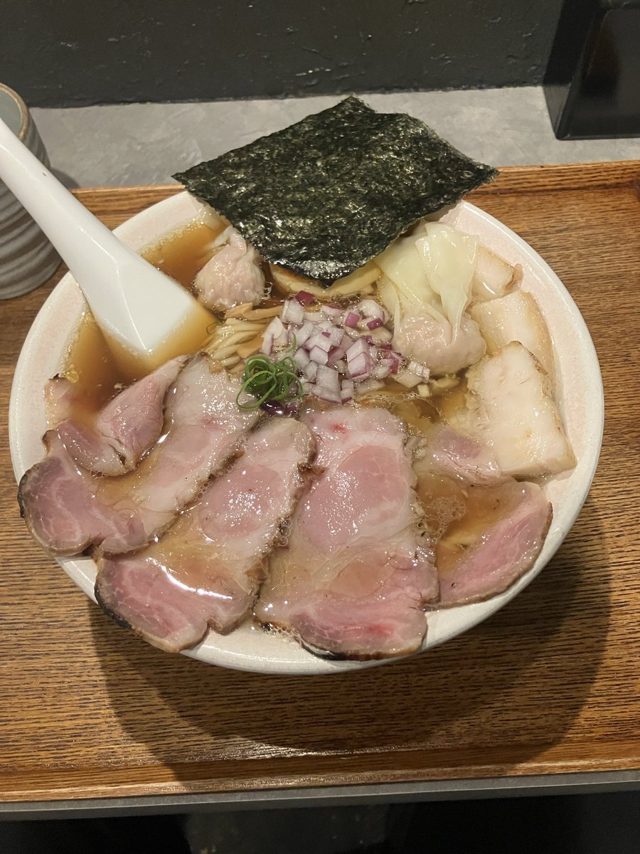 ramen_hitamuki's tweet photo. おはようございます

9/15 11〜15時

今日もワンオペです。提供までお時間いただきます🙇‍♂️
濃厚手打中華は麺が250gあるのでかなりボリュームがあります。少なめもできるので気軽にお声がけください。

本日もよろしくお願いします！ https://t.co/Jb0Dc5yQxb