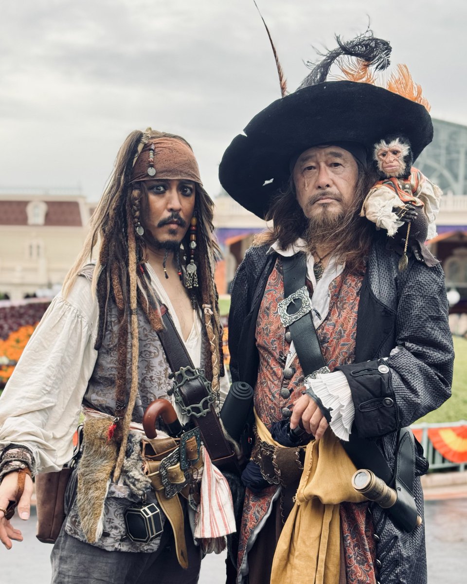 jackmagician323's tweet photo. 親愛なる船員諸君☠️
俺たち、今年もまたDハロにYOHOしに来たぜ🏴‍☠️今日はランドだ🏰
船員になりたい奴は気軽に「提督！船長！」って声かけてくれよ。

〈今後のYOHO予報〉
9月は多分スニークだけ
10月17日（土）🏰ディズニーランド
10月24日（土）🏰ディズニーランド
10月31日（土）🏰ディズニーランド
#Dハロ #Dハロ2026