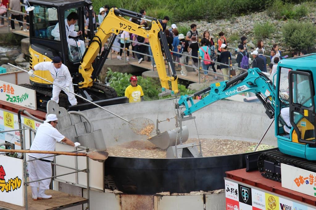ENJOYBOUSAI's tweet photo. 皆さん、いよいよです。
山形では今週末に移動式クレーン仕様機・バックホーを調理器具にして、約3万食の芋煮を作り上げる【日本一の芋煮会フェスティバル】が開催されます。山形の芋煮愛が大爆発！する記念すべき日です。
愛もここまでくるとこうなります。 https://t.co/q3PyvDUNLx
