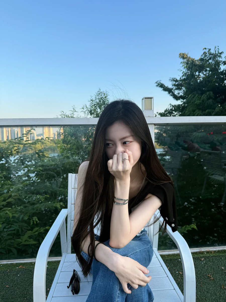 garamkiem's tweet photo. daydreaming in blue... https://t.co/bAp6rgzrEq