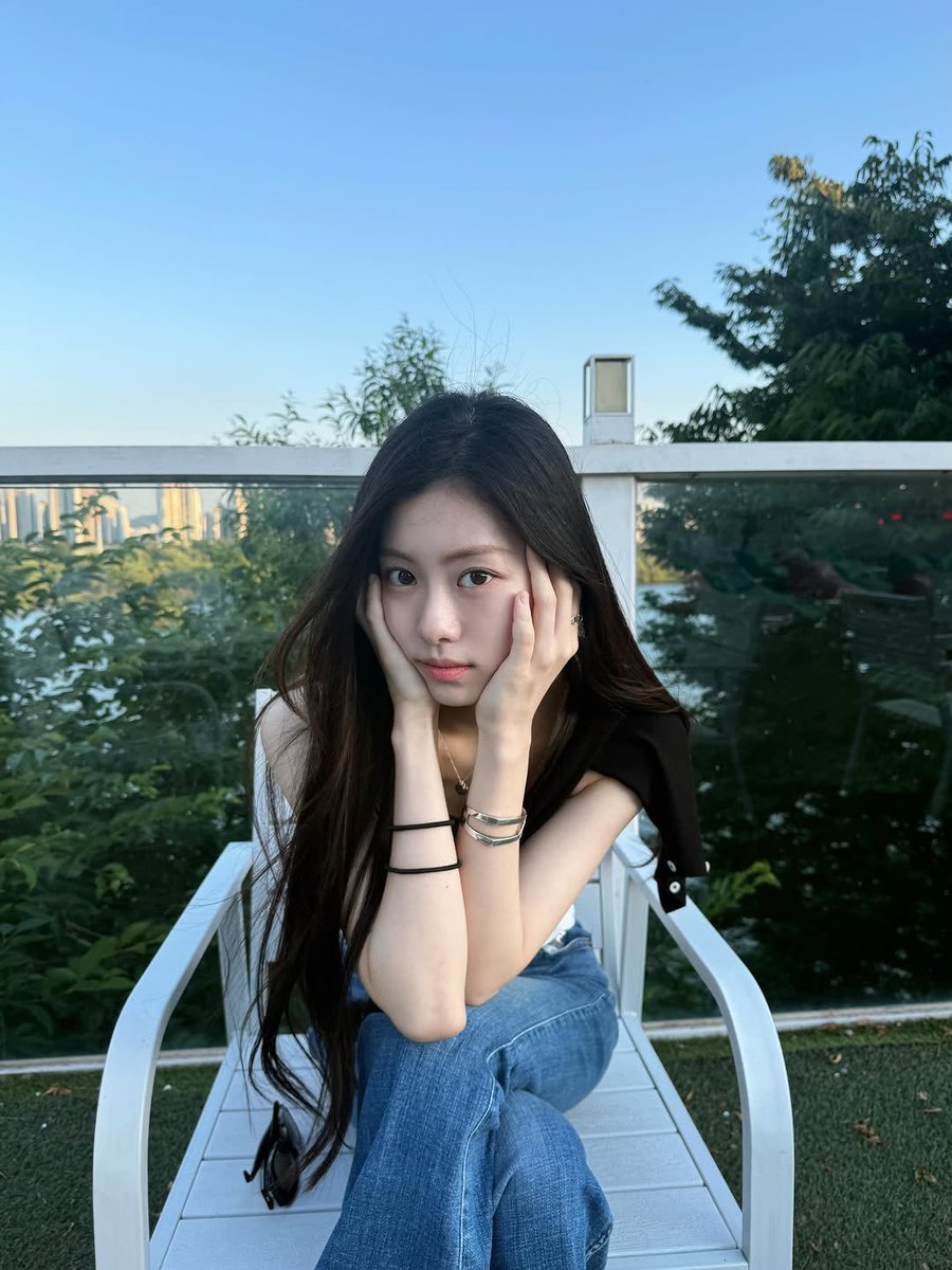 garamkiem's tweet photo. daydreaming in blue... https://t.co/bAp6rgzrEq
