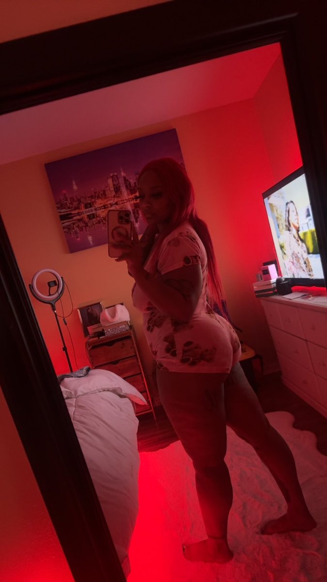 Redddiamondd321's tweet photo. Thick thighs save lives 🤍 https://t.co/o6UmlTlgDj