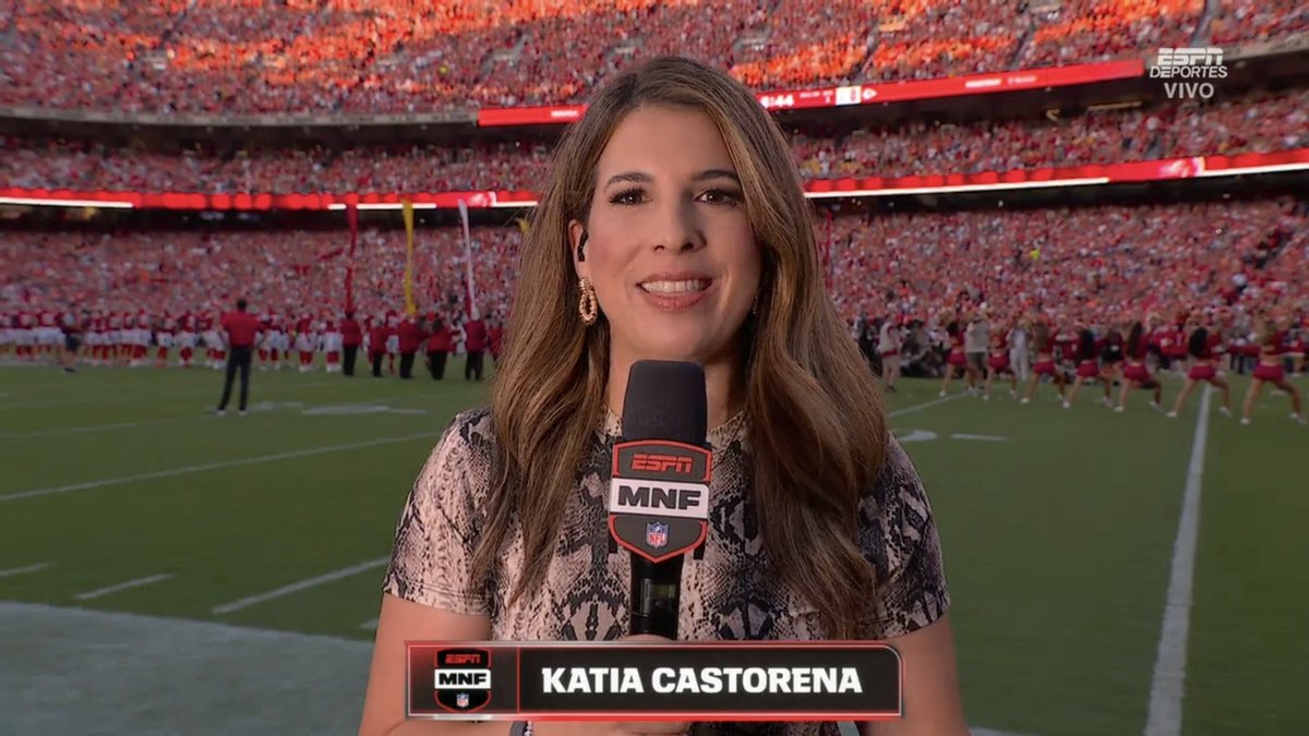 TribunaDeporOK's tweet photo. ¡El primer #MNFxESPN de la temporada!
🏈 Denver Broncos vs Kansas City Chiefs
🇺🇸 ESPN DEPORTES
🎙 @larebecalanda @SebastianMCESPN y @KatiaCastorena
🌎 ESPN LATINOAMERICA
🎙 @EduardoVarelaTV @PabloViruega y @espnsutcliffe https://t.co/IfDkUH4pPH