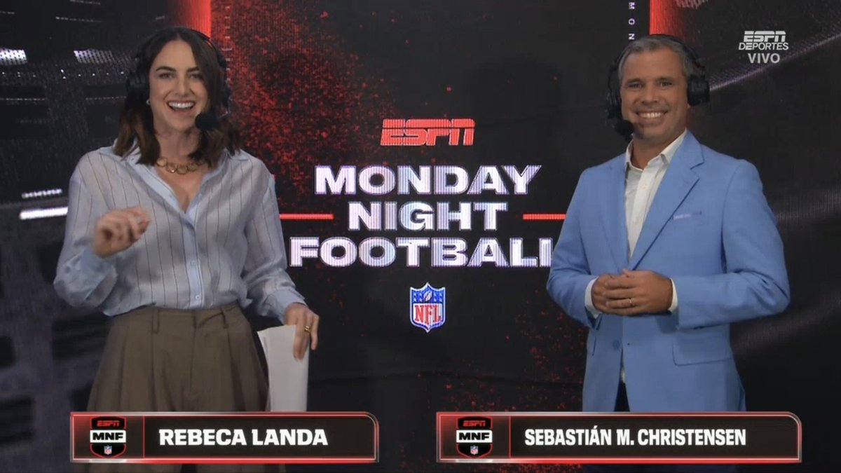 TribunaDeporOK's tweet photo. ¡El primer #MNFxESPN de la temporada!
🏈 Denver Broncos vs Kansas City Chiefs
🇺🇸 ESPN DEPORTES
🎙 @larebecalanda @SebastianMCESPN y @KatiaCastorena
🌎 ESPN LATINOAMERICA
🎙 @EduardoVarelaTV @PabloViruega y @espnsutcliffe https://t.co/IfDkUH4pPH