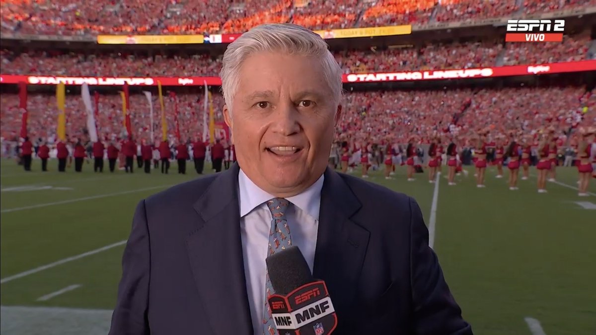 TribunaDeporOK's tweet photo. ¡El primer #MNFxESPN de la temporada!
🏈 Denver Broncos vs Kansas City Chiefs
🇺🇸 ESPN DEPORTES
🎙 @larebecalanda @SebastianMCESPN y @KatiaCastorena
🌎 ESPN LATINOAMERICA
🎙 @EduardoVarelaTV @PabloViruega y @espnsutcliffe https://t.co/IfDkUH4pPH
