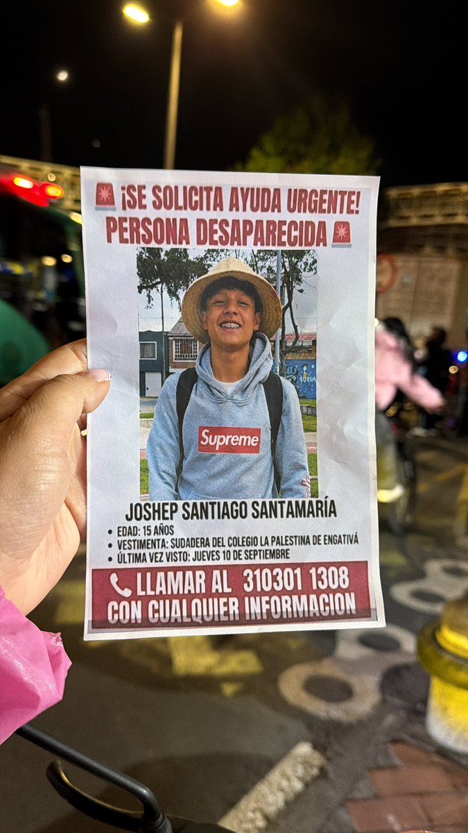 RocioDussanPer's tweet photo. 🚨𝐀 𝐄𝐒𝐓𝐀 𝐇𝐎𝐑𝐀 𝐯𝐚𝐫𝐢𝐨𝐬 𝐧𝐢𝐧̃𝐨𝐬, 𝐧𝐢𝐧̃𝐚𝐬 𝐲 𝐣𝐨́𝐯𝐞𝐧𝐞𝐬 𝐞𝐬𝐭𝐚́𝐧 𝐞𝐧 𝐦𝐚𝐧𝐢𝐟𝐞𝐬𝐭𝐚𝐜𝐢𝐨𝐧 𝐩𝐨𝐫 𝐥𝐚 𝐜𝐚𝐥𝐥𝐞 𝟖𝟎, 𝐞𝐱𝐢𝐠𝐢𝐞𝐧𝐝𝐨 𝐪𝐮𝐞 𝐚𝐩𝐚𝐫𝐞𝐳𝐜𝐚 𝐉𝐨𝐬𝐞𝐩𝐡 𝐒𝐚𝐧𝐭𝐢𝐚𝐠𝐨 𝐒𝐚𝐧𝐭𝐚𝐦𝐚𝐫𝐢́𝐚.

Según sus compañeros, la última vez que lo vieron fue saliendo del colegio La Palestina, en Engativá el 10 de septiembre. Desde entonces, su familia y su comunidad viven una angustia que no puede esperar.

Hago un llamado urgente a la @FiscaliaCol , @DefensoriaCol y @ICBFColombia activen todas las rutas de búsqueda y ayuden a encontrarlo. Cada minuto cuenta cuando se trata de un menor.

Joseph debe volver a casa. ¡Ayudemos a encontrarlo!