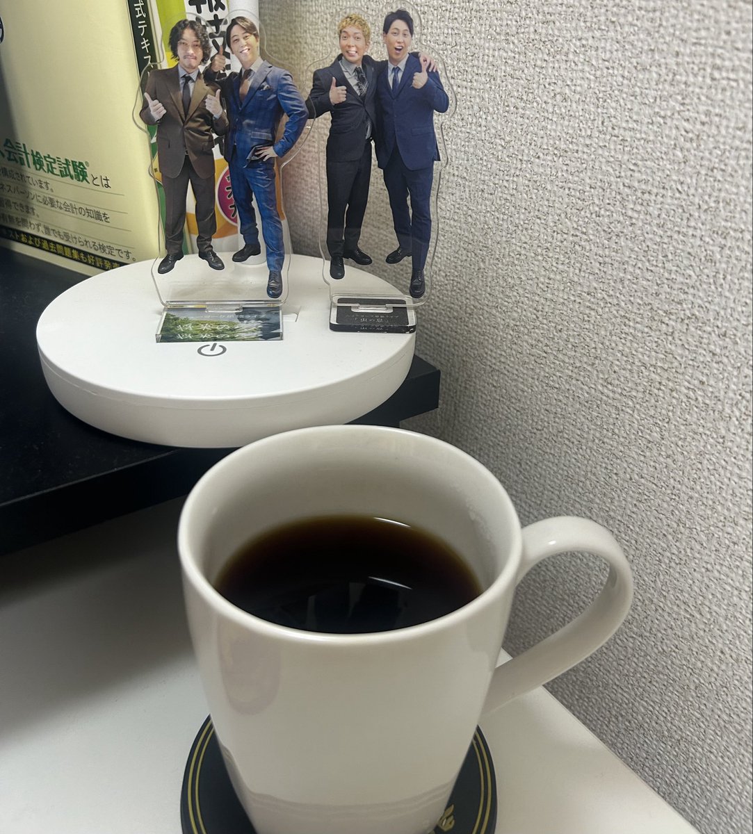 utap_usukawa's tweet photo. シマサブレンド飲みながら在宅！(今回のグッズじゃなくてすみません)普段なるべくカフェインやめてるが、シマサブレンドはご褒美！ https://t.co/Ky5ASjbuqH