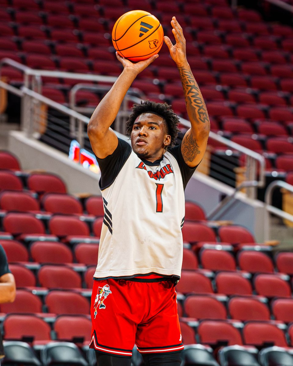 LouisvilleMBB's tweet photo. First day back in the KFC Yum! Center 🏠

#GoCards https://t.co/5xzps2k4vX