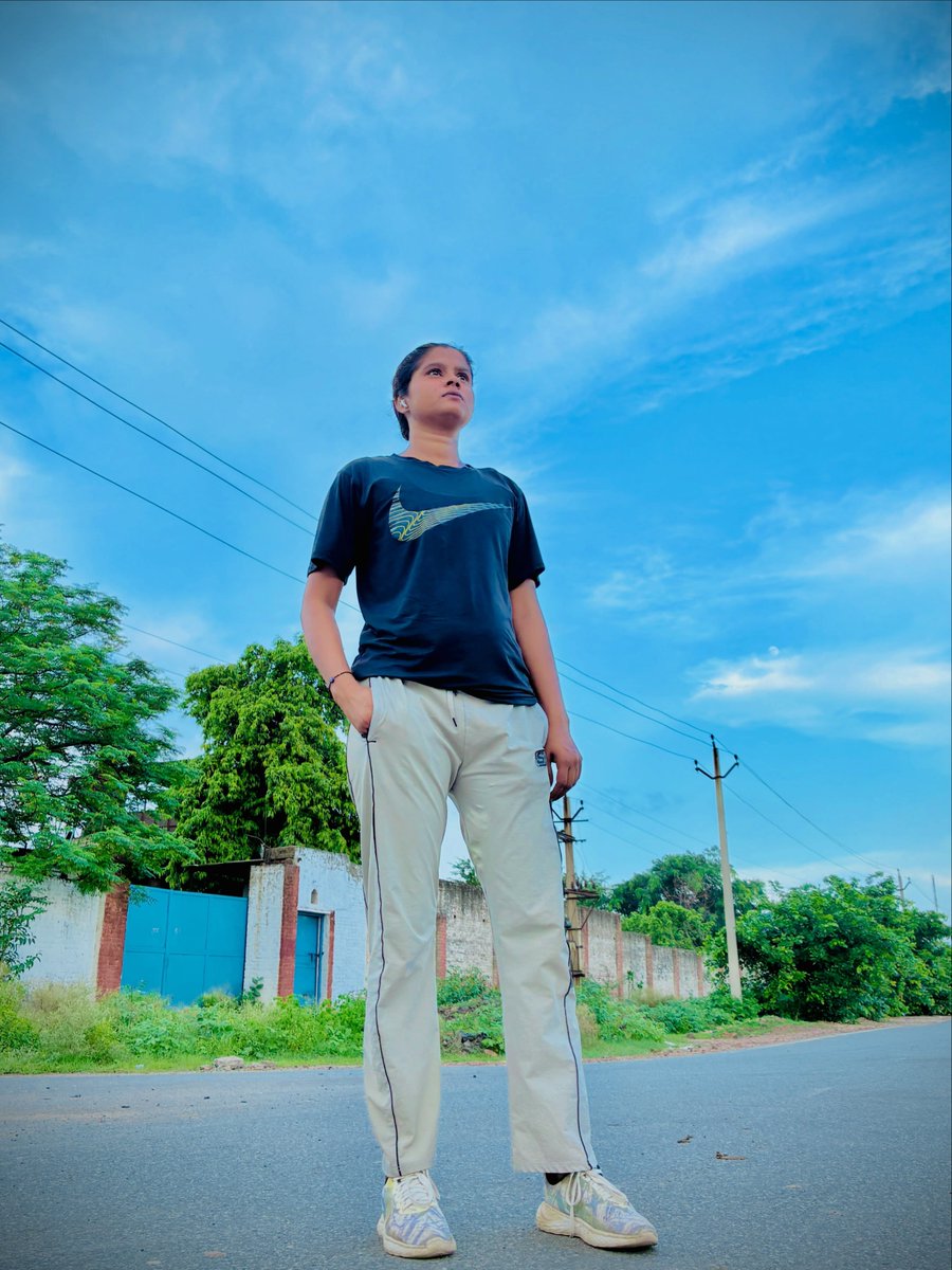 IgorUniversal's tweet photo. ख़ुद को देखता हूँ तो तरस आता है, कोई इतना बदनसीब कैसे हो सकता है।

फिर भी एक सपना ज़िंदा है, वर्दी पहनकर माँ-बाप का सिर गर्व से ऊँचा करना।

हार किस्मत में हो सकती है, कोशिश छोड़ना मेरे उसूलों में नहीं। https://t.co/0UDP2FoB78