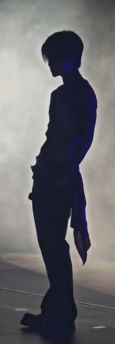 jisukcaffeine's tweet photo. silhouette is so LEVI ACKERMAN oh my godlslaskaksk https://t.co/8zl9DOdDRR