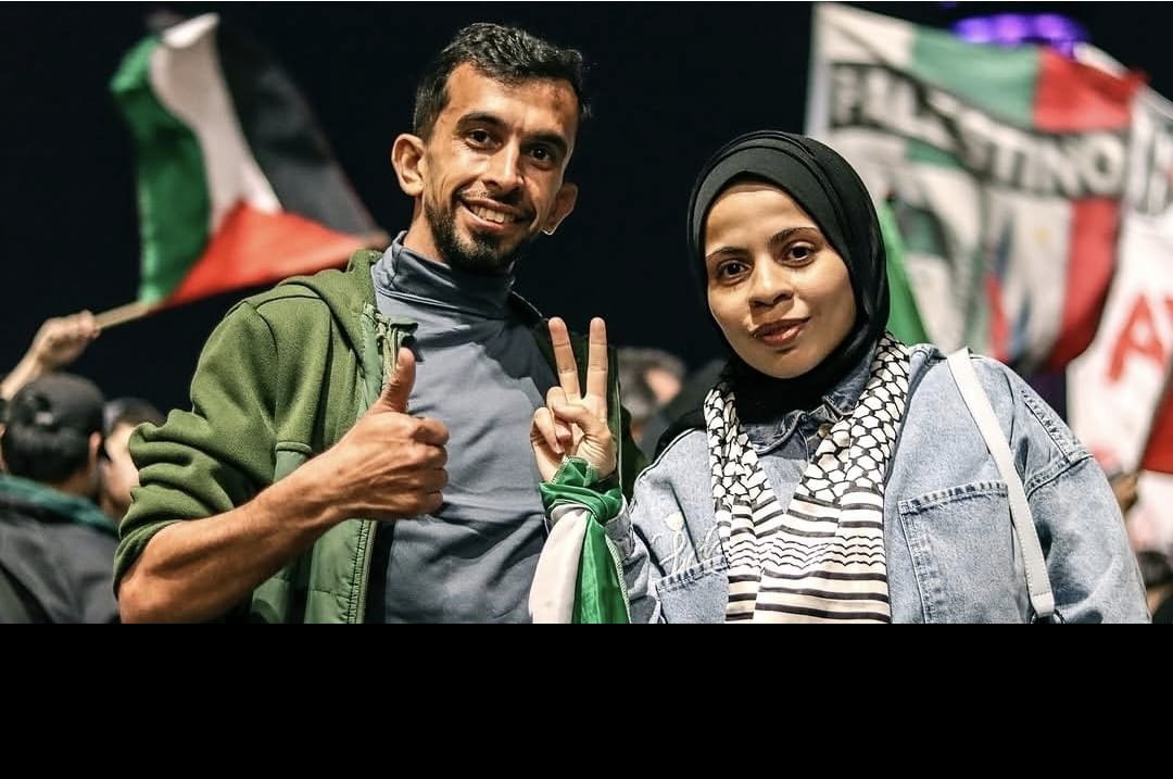FontirroigPablo's tweet photo. 🔴ALERTA: Chile le está otorgando refugio a familiares de combatientes de Hamas trasladados desde Gaza a Santiago de Chile.
🕵‍♂️En la parte inferior central de la bufanda se aprecia un parche impreso con la imagen de un hombre luciendo un pañuelo en la cabeza y sosteniendo un AK en pose de combate.
🔎Este tipo de accesorios corresponde a simbologia de conmemoración de combatientes de facciones armadas en la Franja de Gaza como las Brigadas Al-Qassam de Hamas o las Brigadas Al-Quds de la Yihad Islámica. 
🚨Los nombres supuestamente corresponden a Mohamad y Manar.
🇨🇱La presencia de Hamas en Chile ha sido documentada por diferentes informes de inteligencia privada.
📷La Foto Corresponde a una manifestación Pro Palestina organizada por la barra brava del Club Palestino y organizaciones de Izquierda en Santiago De Chile.