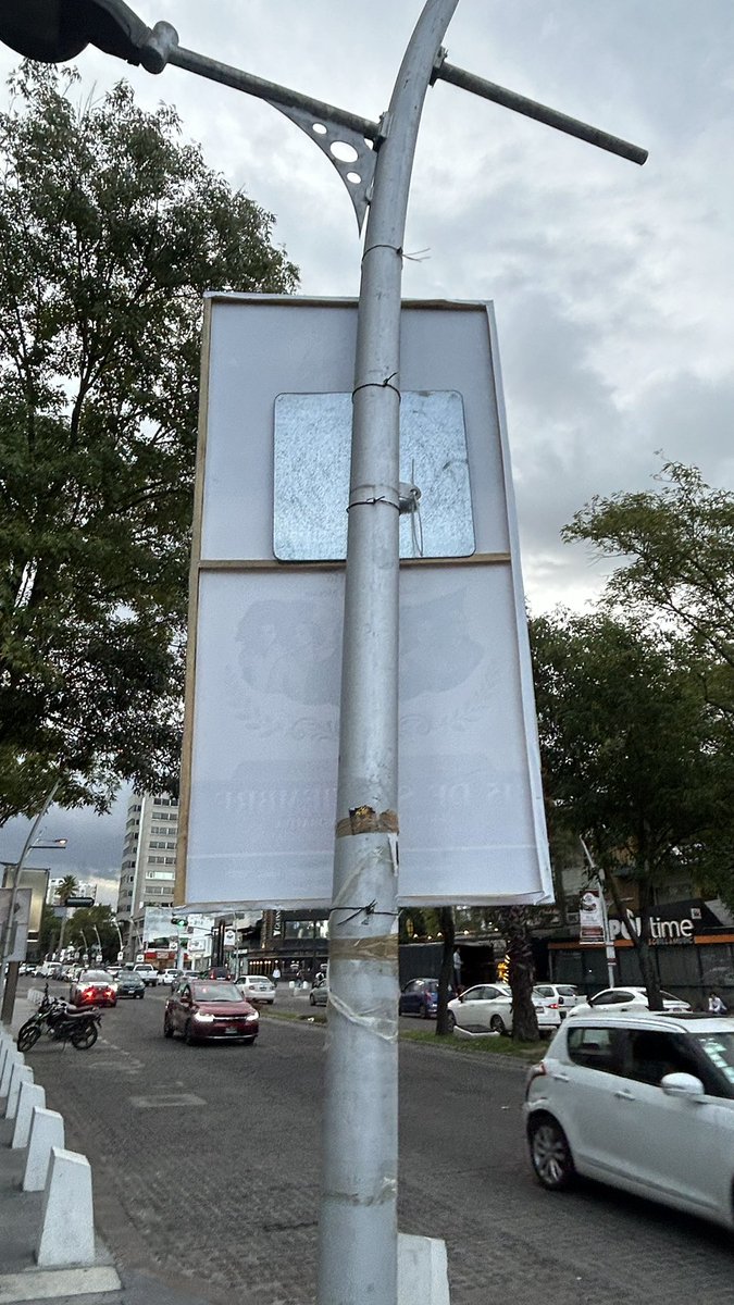 JoserRP's tweet photo. No hay duda  que @armentapuebla_ ODIA a PUEBLA. Basura colgada en toda la Juárez  y además tapando señaletica vial.  @SGyDU_Puebla @SSC_Pue https://t.co/HlEKjqrUHF