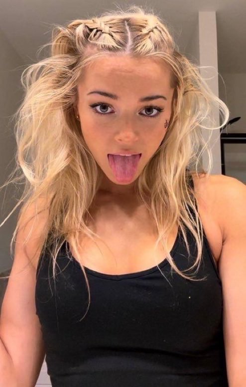 Babessss0's tweet photo. Livvy fucking Dunne https://t.co/hQKwa427eY