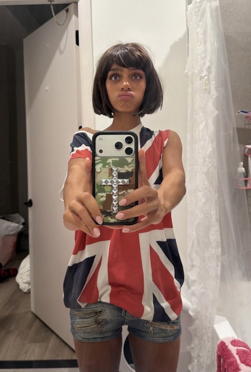 moneymillyons's tweet photo. helllo, it’s millicent aka milly, or milly cent hehe. i’m from the uk if it wasn’t extremely obvious enough. re-visiting my one direction era as well so lmk what your favourite 1d song is or favorite boy band!!! rn im listening to one thing! and share the ootd! #HTVINTRO https://t.co/DP6iSsGF5X
