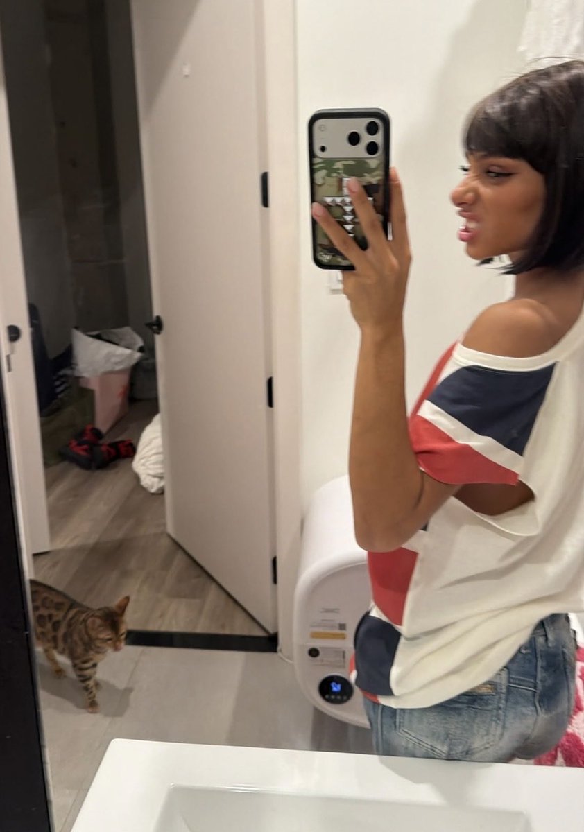 moneymillyons's tweet photo. helllo, it’s millicent aka milly, or milly cent hehe. i’m from the uk if it wasn’t extremely obvious enough. re-visiting my one direction era as well so lmk what your favourite 1d song is or favorite boy band!!! rn im listening to one thing! and share the ootd! #HTVINTRO https://t.co/DP6iSsGF5X