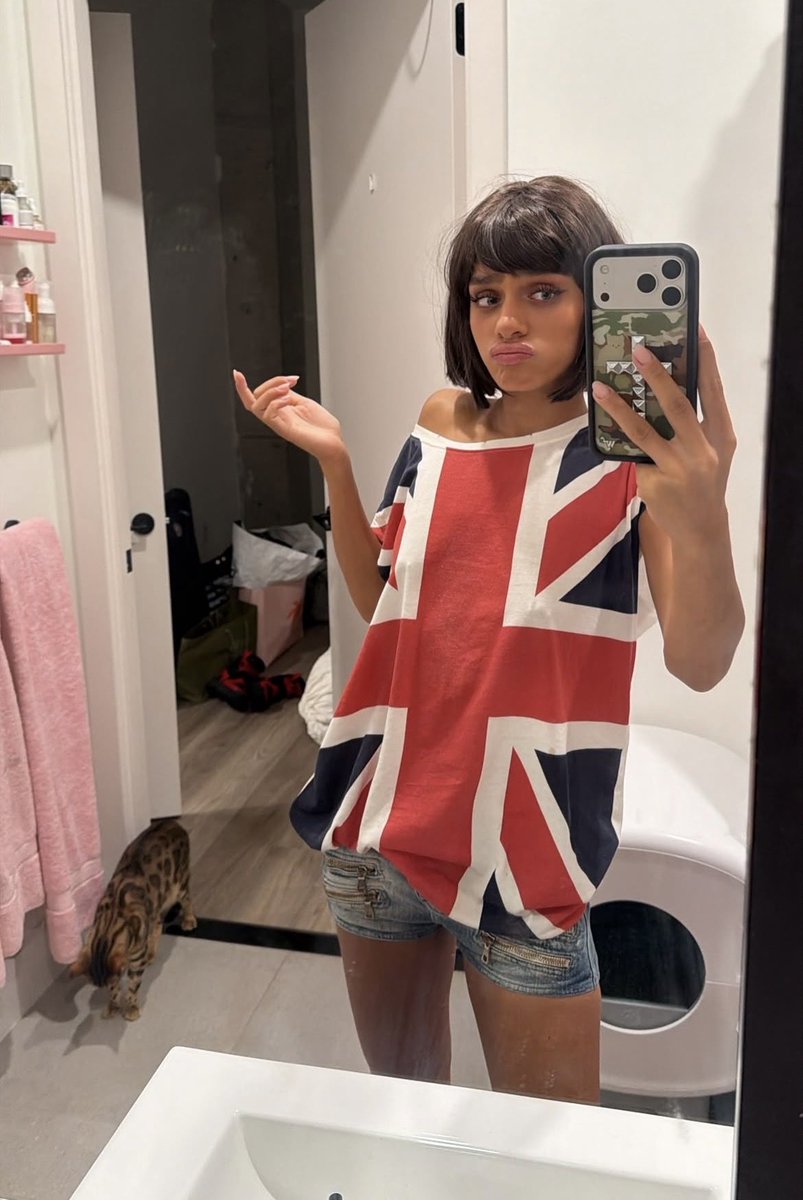 moneymillyons's tweet photo. helllo, it’s millicent aka milly, or milly cent hehe. i’m from the uk if it wasn’t extremely obvious enough. re-visiting my one direction era as well so lmk what your favourite 1d song is or favorite boy band!!! rn im listening to one thing! and share the ootd! #HTVINTRO https://t.co/DP6iSsGF5X