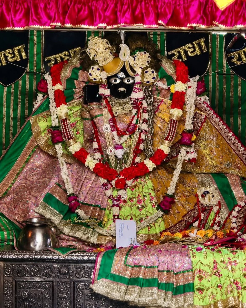 crezy50's tweet photo. 🌸 24 अगस्त 2026 | श्री बाँके बिहारी जी के दिव्य प्रातःकालीन दर्शन 🌸
🙏 पुत्रदा एकादशी की हार्दिक शुभकामनाएँ! 🦚✨
आज के मनमोहक एवं अलौकिक श्रृंगार में श्री बाँके बिहारी लाल जी के पावन दर्शन करें। 💖
उनकी कृपा और दिव्य आशीर्वाद से आपका जी��न प्रेम, https://t.co/DjhzLPStYA