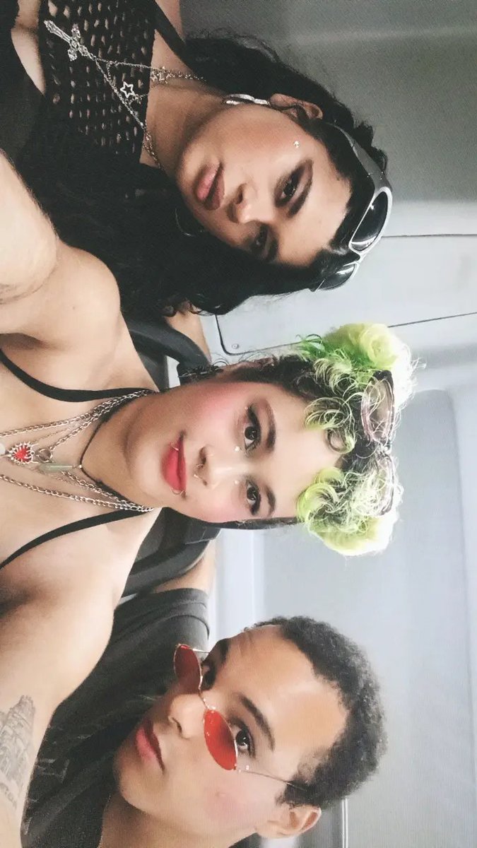 l_unnaaaa's tweet photo. We did it. 🤍🤘🏻🎸♥️. 11/09/26 https://t.co/cCSvWcIejX