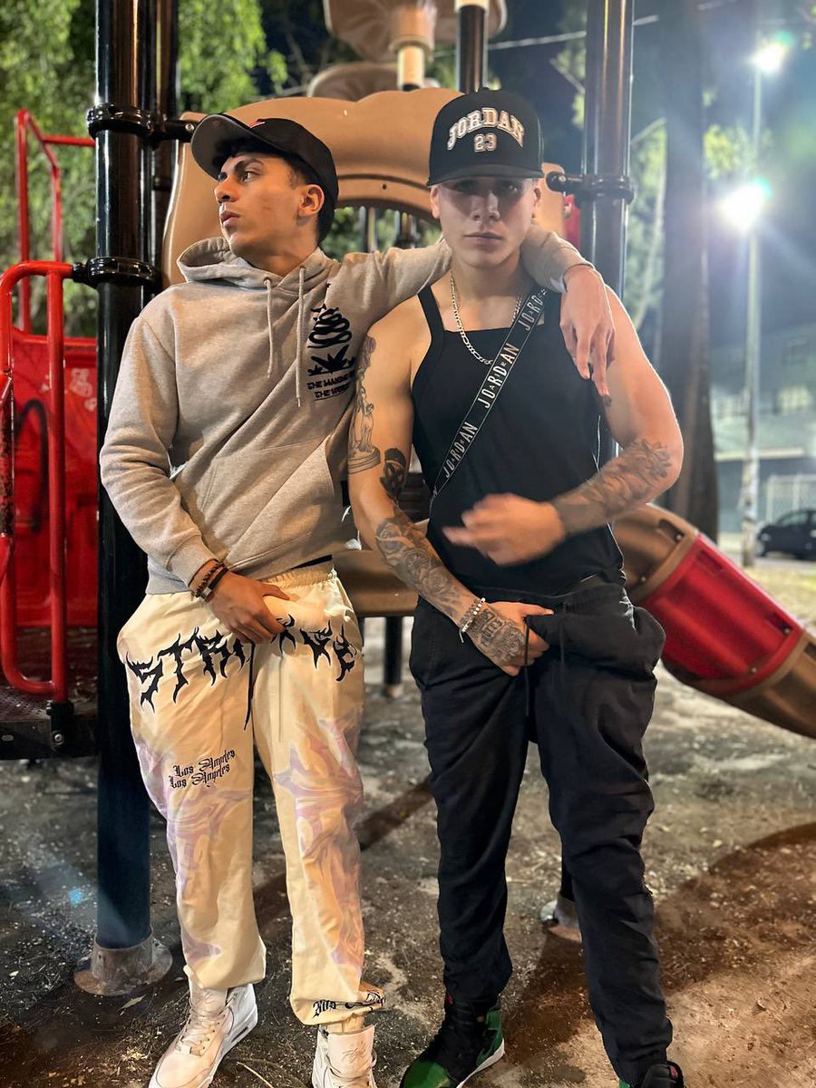 Gael20cm's tweet photo. Tengo yo solamente el vídeo completo de Yael y Nelson hay un vídeo para sus seguidoras jugando espadazos ⚔️🎥🔞🍆🥵 neta está bien morboso por qué Nelson lubricō 🫠😍💦💦
Sígueme en mi nueva Cuenta de Facebook y te lo paso por inbox👤👇🏻 
 https://t.co/j78bvP5zUa https://t.co/fK468rHtht