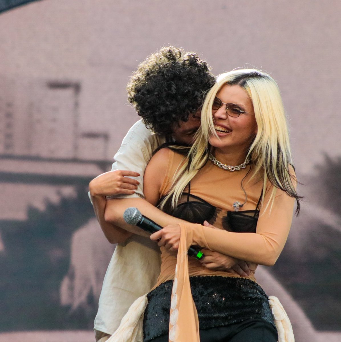 dudabeat's tweet photo. todo carinho do mundo pra gente é pouco 💛 https://t.co/VRlmbWxuWJ