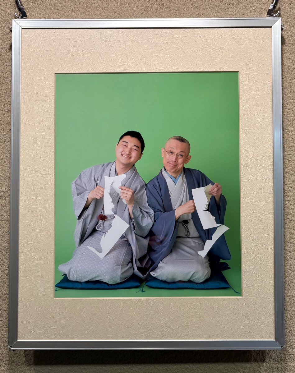 SentatsuBiiki's tweet photo. ◎ 林家二楽 一周忌追善興行 ②
　　
2015年９月
まだ楽屋で喫煙できた頃
　　
真剣な表情
楽屋とは大違い
　　
倅の八楽さんと
　　
兄弟子の正楽師匠と
珍しいツーショット https://t.co/EypvlxAMs4