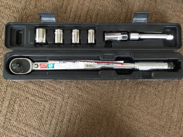 teammho's tweet photo. エマーソンブランドでジャッキや工具を手掛けてきたニューレイトンが、破産申請するとのこと。

負債総額は約20億8300万円。

正直、かなり驚きました。

僕はプライベ���トでエマーソンのトルクレンチを10年近く使っています。

価格は手頃。
DIY入門用として買いやすい。
それでいて物はしっかりしている。
今でも普通に使えていて、まったく問題ありません。
整備士目線でも、
「初めて工具を揃えるなら十分」
と思えるブランドでした。

価格競争、コロナ禍、円安による仕入れコスト上昇などが重なり、経営は厳しくなっていたようです。

緊急脱出用ハンマーは豪雨後に「3カ月分の在庫が1日でなくなった」との話もあっただけに、まさかエマーソンが……という気持ち。
安くてちゃんと使える。
そういう工具メーカーがなくなってしまうのは、本当に寂しいですね。