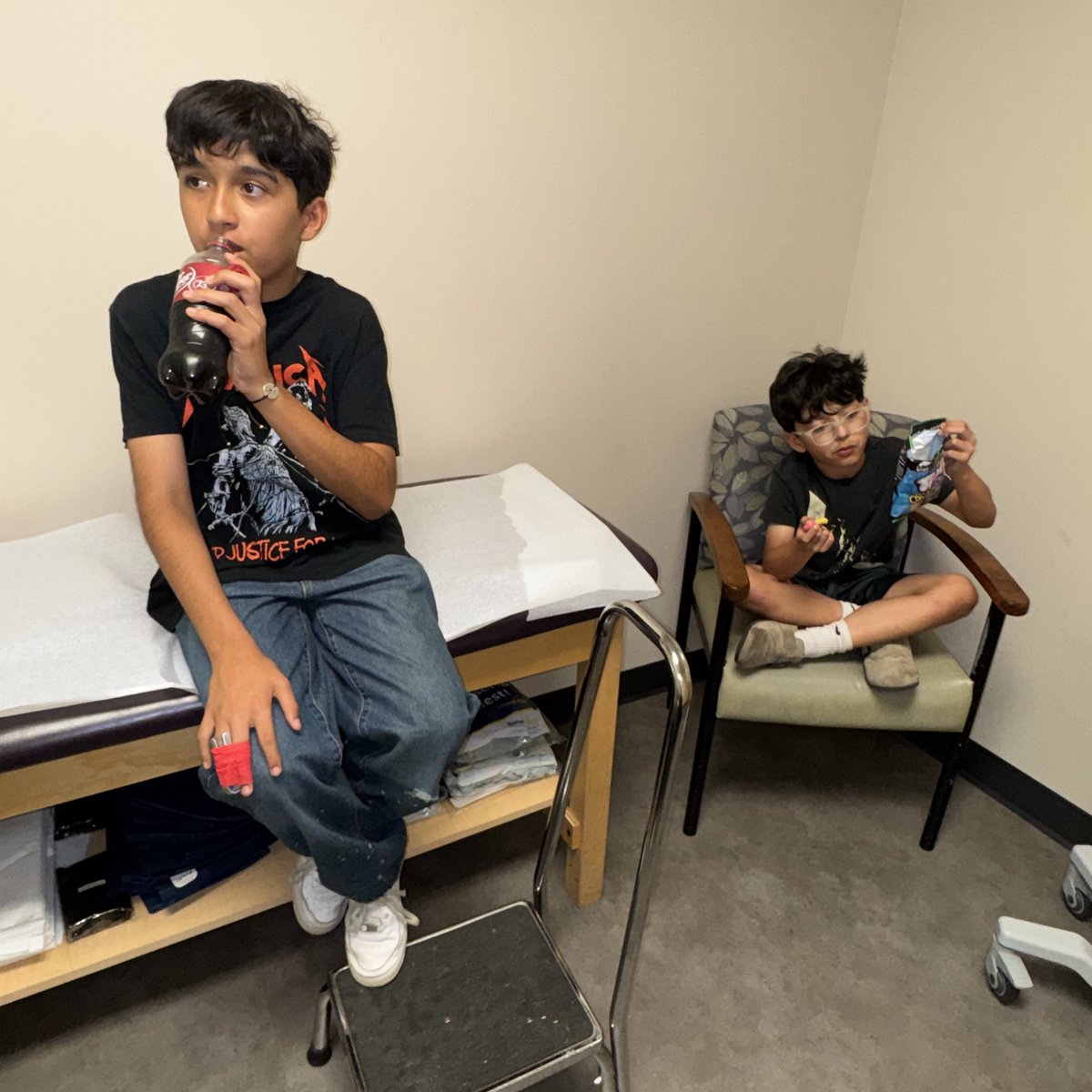 Sua_bandida's tweet photo. Julian y Mateo, bien apurados en el hospital. https://t.co/tEPAAWc84f