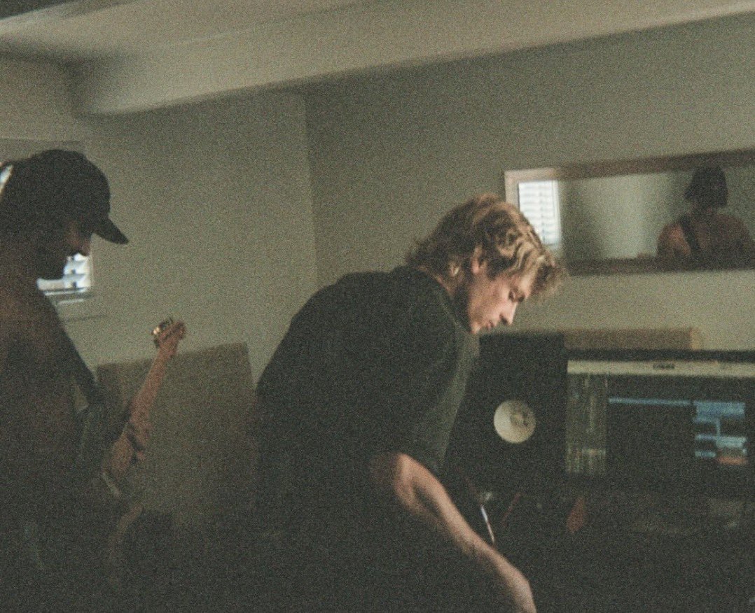 TDEfansArg's tweet photo. Apa, tenemos nueva foto de perfil en IG @thedriverera 🤎 
Están laburandoooo🙏🏻🙏🏻🙏🏻 https://t.co/DflBWmGnvs