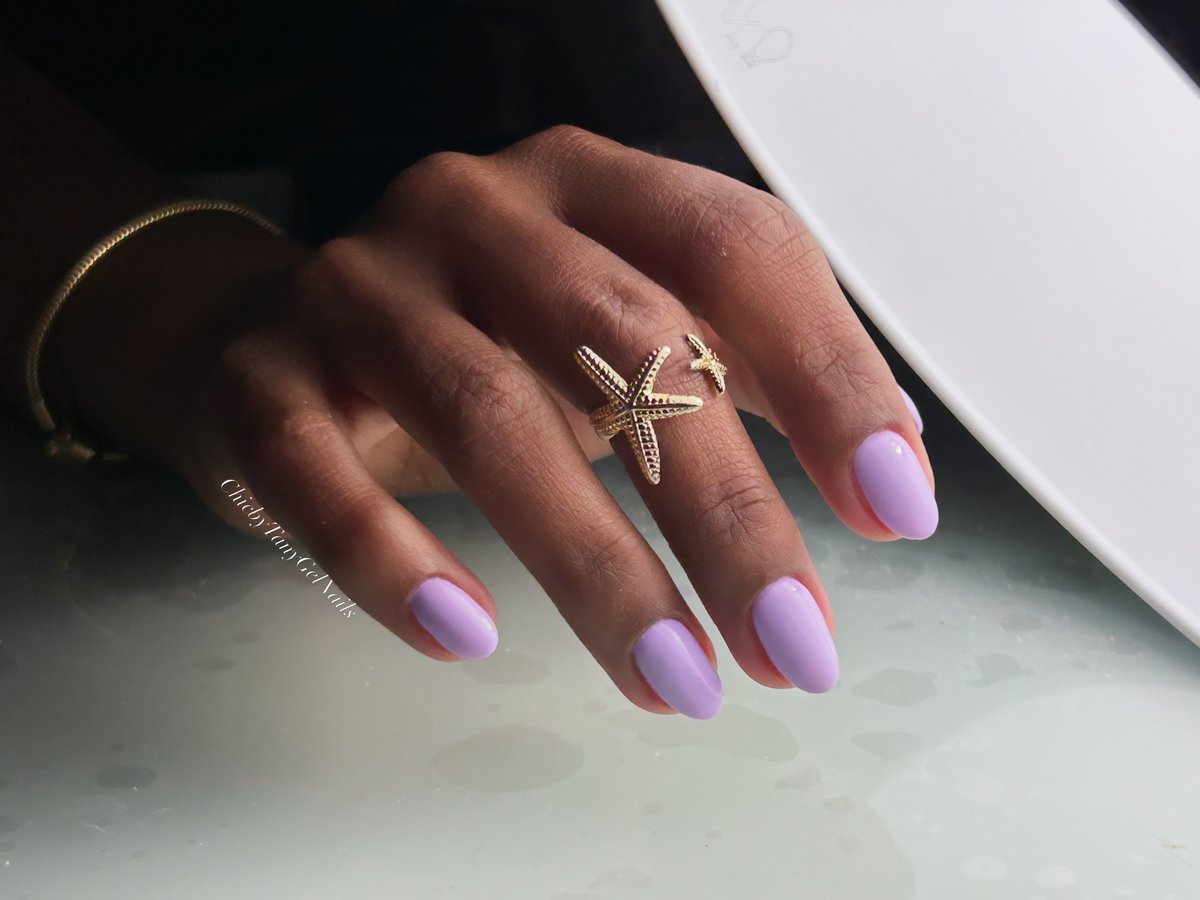 DaiaBss's tweet photo. Sus almendraditas de siempre, esta vez en un violeta precioso. Un solo color basta para lucir uñas delicadas, elegantes y con mucha personalidad. https://t.co/VhN1zmrXPL