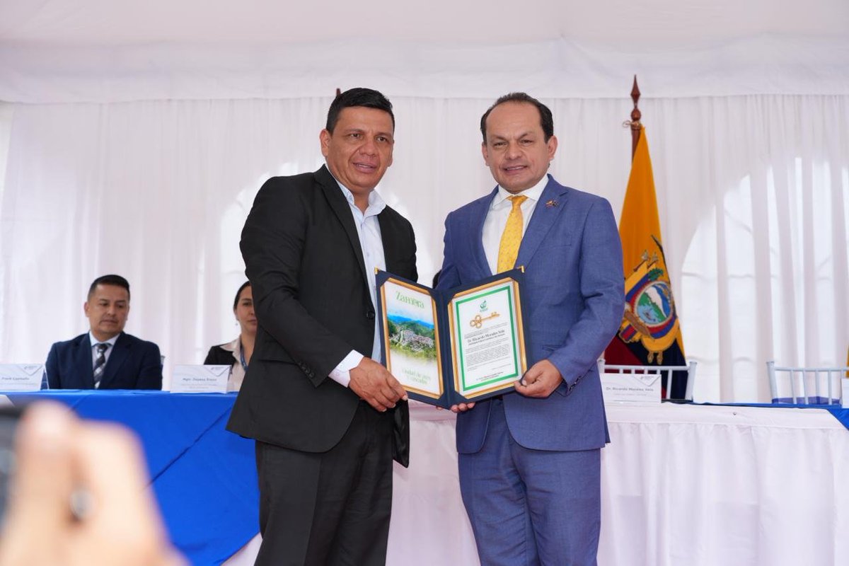 DefPublicaEC's tweet photo. La #RutaDeLosDerechos2026 inició su recorrido en la provincia de Zamora Chinchipe, con la participación del Defensor Público General, Ricardo Morales Vela; autoridades provinciales y locales; servidores de la institución y ciudadanía.

Durante el acto inaugural, el Defensor Público General destacó la satisfacción de llegar a Zamora Chinchipe para cumplir el compromiso de acercar la justicia a la ciudadanía, a través de una iniciativa que reafirma la vocación de servicio de la Defensoría Pública del Ecuador.

Señaló que la Ruta de los Derechos no solo permite acercar los servicios institucionales a los territorios, sino también escuchar a la ciudadanía, conocer sus necesidades y generar respuestas concretas, especialmente para quienes enfrentan mayores dificultades para acceder a la justicia.

Como parte de esta jornada, el Defensor Público General recibió la llave de la ciudad de Zamora, entregada por el alcalde Manuel González, así como un reconocimiento por su compromiso y aporte al fortalecimiento del acceso a la justicia en la provincia.
