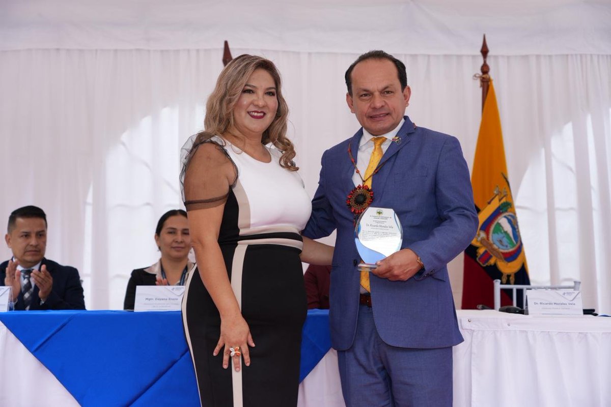 DefPublicaEC's tweet photo. La #RutaDeLosDerechos2026 inició su recorrido en la provincia de Zamora Chinchipe, con la participación del Defensor Público General, Ricardo Morales Vela; autoridades provinciales y locales; servidores de la institución y ciudadanía.

Durante el acto inaugural, el Defensor Público General destacó la satisfacción de llegar a Zamora Chinchipe para cumplir el compromiso de acercar la justicia a la ciudadanía, a través de una iniciativa que reafirma la vocación de servicio de la Defensoría Pública del Ecuador.

Señaló que la Ruta de los Derechos no solo permite acercar los servicios institucionales a los territorios, sino también escuchar a la ciudadanía, conocer sus necesidades y generar respuestas concretas, especialmente para quienes enfrentan mayores dificultades para acceder a la justicia.

Como parte de esta jornada, el Defensor Público General recibió la llave de la ciudad de Zamora, entregada por el alcalde Manuel González, así como un reconocimiento por su compromiso y aporte al fortalecimiento del acceso a la justicia en la provincia.
