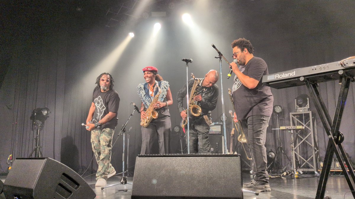 toro_ABIIOR's tweet photo. Fishboneあまりにも凄すぎたな
ライブハウスでダイブする60歳とか前代未聞やろ笑
半世紀近いキャリアがあるのに何でこんなに若々しいライブが出来るんや笑
こーいう年の取り方が理想やな
#fishbone https://t.co/JKalLob7Pv