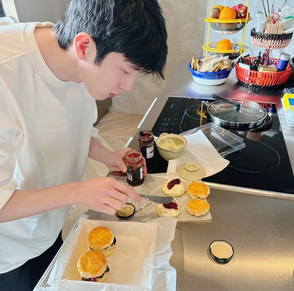 narakku_pooh's tweet photo. ชีวิตจริงบอสจิ่งเป่าเขาก็ชอบทำอาหารเหมือนบอสลุค แต่เน้นสายเบเกอรี นางชอบทำเค้กอบขนมมากกกกกก ทำเสร็จนางจัดใส่กล่องแล้วปั่นจักรยานเอาไปส่งให้เพื่อนที่อยู่ใกล้ๆกิน ละนางชอบซื้อถ้วยโถจานชามมาก ถ้าว่างคือออกไปตระเวนหาซื้อกับหลี่หรงฮ่าวเกอประจำ อิจฉาหลิวเหวินละเนี่ยยยยย 🥹🥹🤣
#TheEarlySpring #早春晴朗
#ฤดูใหม่นี้มีเพียงสองเรา
#จิ่งป๋อหรัน #JingBoran #井柏然