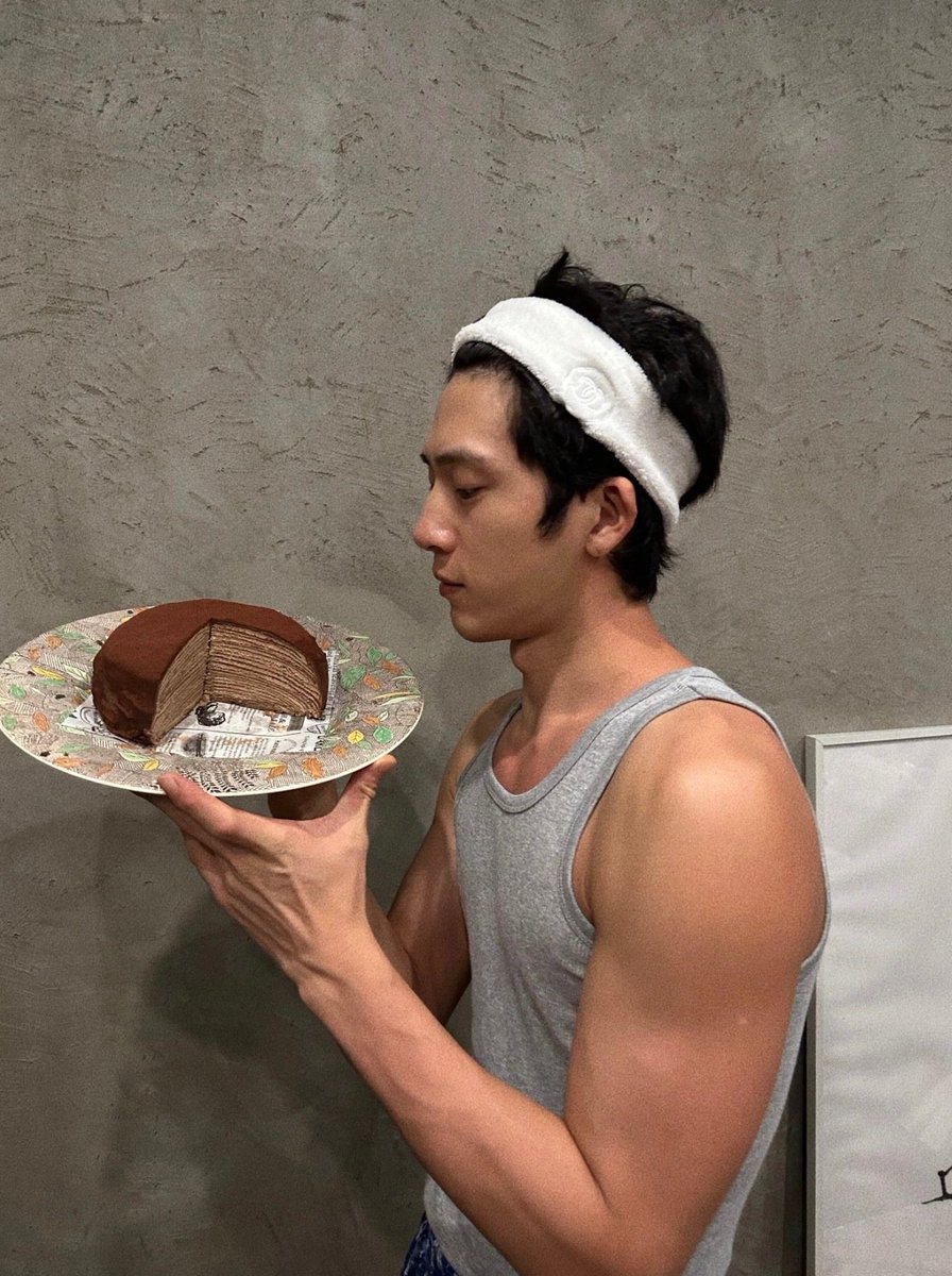 narakku_pooh's tweet photo. ชีวิตจริงบอสจิ่งเป่าเขาก็ชอบทำอาหารเหมือนบอสลุค แต่เน้นสายเบเกอรี นางชอบทำเค้กอบขนมมากกกกกก ทำเสร็จนางจัดใส่กล่องแล้วปั่นจักรยานเอาไปส่งให้เพื่อนที่อยู่ใกล้ๆกิน ละนางชอบซื้อถ้วยโถจานชามมาก ถ้าว่างคือออกไปตระเวนหาซื้อกับหลี่หรงฮ่าวเกอประจำ อิจฉาหลิวเหวินละเนี่ยยยยย 🥹🥹🤣
#TheEarlySpring #早春晴朗
#ฤดูใหม่นี้มีเพียงสองเรา
#จิ่งป๋อหรัน #JingBoran #井柏然