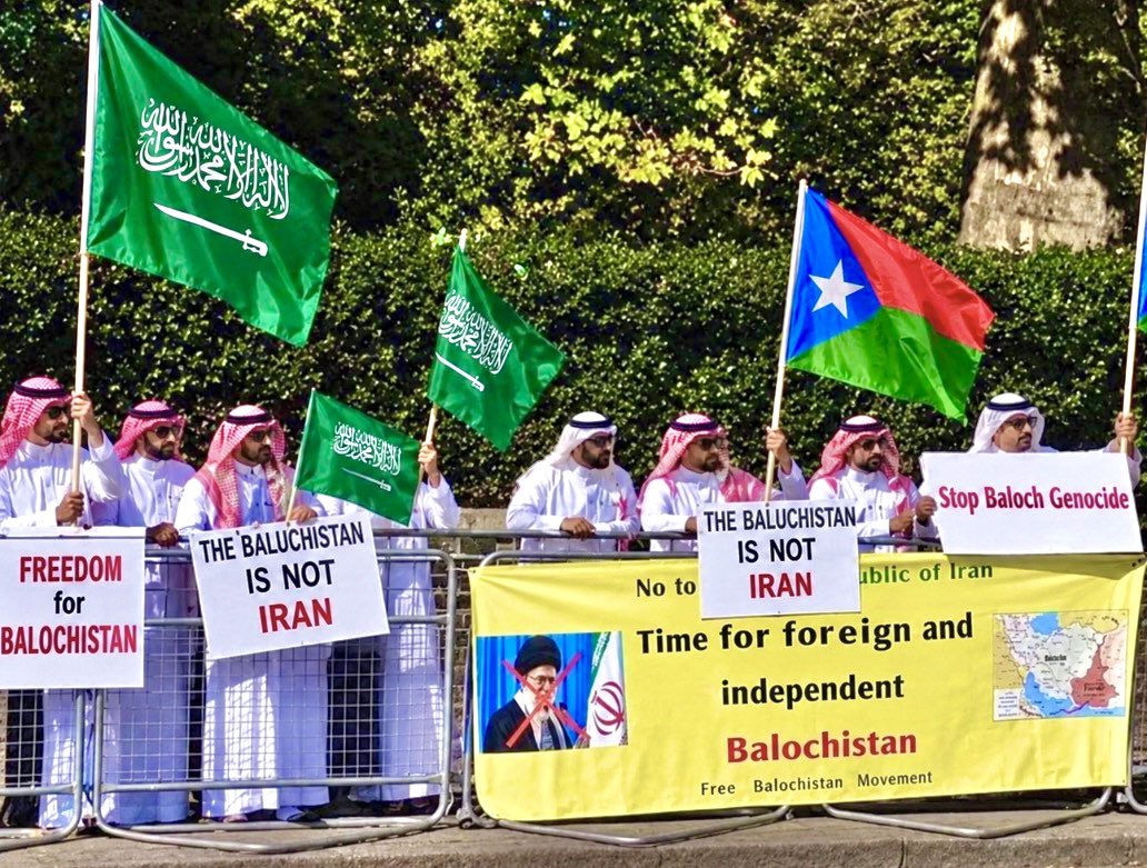 myr_yar38228's tweet photo. Demonstrations  Our Arab brothers from Ahwaz and the Arabian Gulf. in front of the Iranian embassy London British regarding a free Balochistan 
The Houthis Iranians must stop attacking Saudi Arabia, and Iran must stop halt the violations in Balochistan @Iran_in_UK https://t.co/25GCgiS3gR