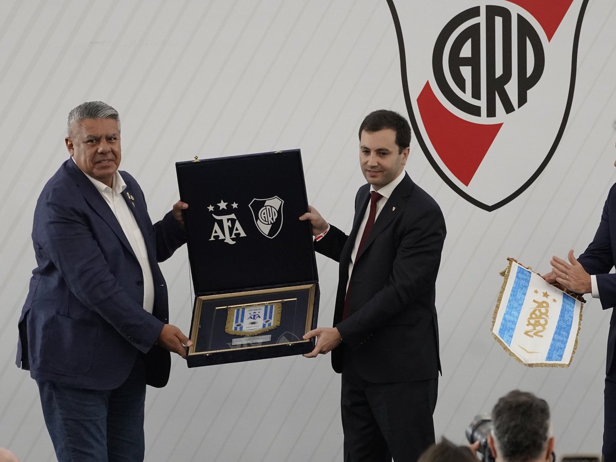 PresiNuca's tweet photo. 🚨 ¡OPERACIÓN HOTEL SECRETO! LA REUNIÓN OCULTA ENTRE DI CARLO, TAPIA Y UN REPRESENTANTE PARA "ACOMODAR" EL CLÁSICO 🚨

🔴LO VAN A CAGAR A BOCA🔴

Mucha atención a esta bomba exclusiva.

En un exclusivísimo hotel de CABA, que tiene una mesa VIP en el fondo, alejada de todo, (los que conocen la movida ya saben perfectamente cuál es),  se dio un encuentro clandestino que hace temblar las estructuras del fútbol argentino.

🏨 1. LA MESA VIP EN LA SOMBRA
Stéfano Di Carlo, el Chiqui Tapia y un representante de tremendo peso en el ambiente futbolero se sentaron a espaldas de todos. Creían estar a salvo, pero pudimos reconstruir una pequeña parte de una charla escandalosa de cara a lo que se viene.

💸 2. "NO PODEMOS ESTAR 4 AÑOS SIN GANAR NADA"
El presidente de River fue al hueso con la desesperación institucional y el dinero que hay en juego:
🎙️ Di Carlo: "Vos sabés que River no puede estar 4 años sin ganar nada, ¿no? En el club se mueve mucha guita, no es necesario que estemos mal, podemos hacer cosas buenas juntos".

⚖️ 3. BELIGOY, LA PRESIÓN Y EL COSTO DE "LA MOVIDA"
La respuesta de la cabeza de AFA dejó en claro cómo opera el aparato arbitral cuando las papas queman:
🎙️ Chiqui Tapia: "Beligoy está muy presionado por la opinión pública, esta movida cuesta mucha guita, se necesita la colaboración de mucha gente".

💣 4. LA ORDEN FINAL: A BOCA HAY QUE GANARLE COMO SEA
La frase que sintetiza el pánico dirigencial y el encargo directo al representante para cerrar el acuerdo:
🎙️ Di Carlo: "A Boca hay que ganarle, cueste lo que cueste".
🎙️ Chiqui Tapia: "Cristian, mañana juntate con Stéfano y acomoden el tema".
Operaciones en hoteles de lujo, el arbitraje en la mesa de negociación y una orden explícita para frenar a Boca cueste lo que cueste.

#RiverPlate #BocaJuniors #DiCarlo #ChiquiTapia #Beligoy #AFA #Superclasico #PeriodismoDependiente