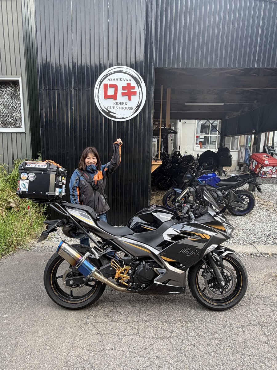 raidrhouseROKI's tweet photo. カワサキバイク女子北海道旅楽しんでます😊
お気をつけてー

9月空きありますのでご予約ください😊

女性も気軽に泊まれる宿
フェリー降りたらとりあえずロキ😊
＊『日本一周の旅人』応援宿
日本ライダーハウス連合加盟店

#ライダーハウスロキ #旭川ロキ #ロキ #北海道ツーリング #バイク女子 https://t.co/NobmQFfnMq