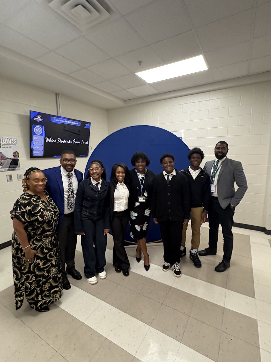SandtownMS's tweet photo. Tonight, the Jaguars hosted our District 4 Community Meeting, hosted by our amazing board member, Mrs. @Franchesca_Warr! 

What we are most proud of is the brilliance of our South Fulton MS scholars who engaged in a thoughtful panel discussion on “Middle School 101!” https://t.co/AlpwlkiEgW