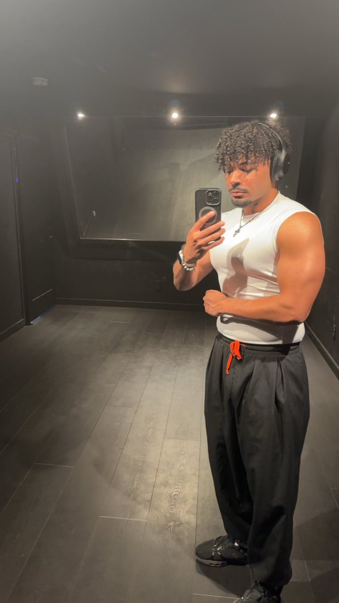 Walekees's tweet photo. Love Handles BEGONE PLEASE
#bodydismorphia https://t.co/s53dq0r9RB