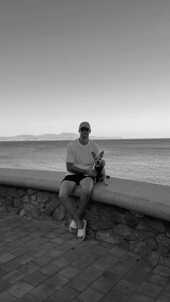 naismn's tweet photo. Cairo se hizo rápidamente a nosotros 🐶🧤 https://t.co/UjS2jpnuRn