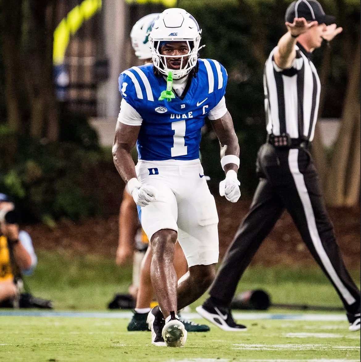 bennett_conyers's tweet photo. Excited to receive an offer from Duke University!

#GoBlueDevils👿

@CoachChilds1010 @cchauvin15 @MBAAthletics @MBAFootball @Coach_JWatts @ChadSimmons_ @TomLoy247 @BrandonHuffman @SWiltfong_ @adamgorney @samspiegs @Andrew_Ivins @CodyBellaire @AllenTrieu @BrianDohn247 @benmoore247 https://t.co/zXPA1Ogafa