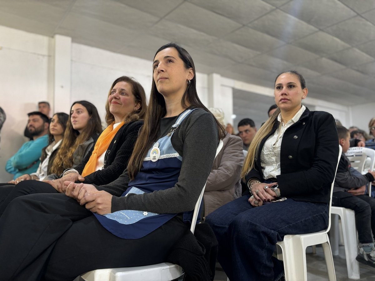 secgobiernocba's tweet photo. 📍 #LasIsletillas y #PuntaDelAgua 
• Inauguración del Destacamento de la Patrulla Rural y entrega de un móvil 0km.  
• Entrega créditos del Banco de la Gente, netbooks y aportes para el IPEM N° 116 y Anexo. 
• Inauguración de  Viviendas Semilla https://t.co/elCKQIJZwA