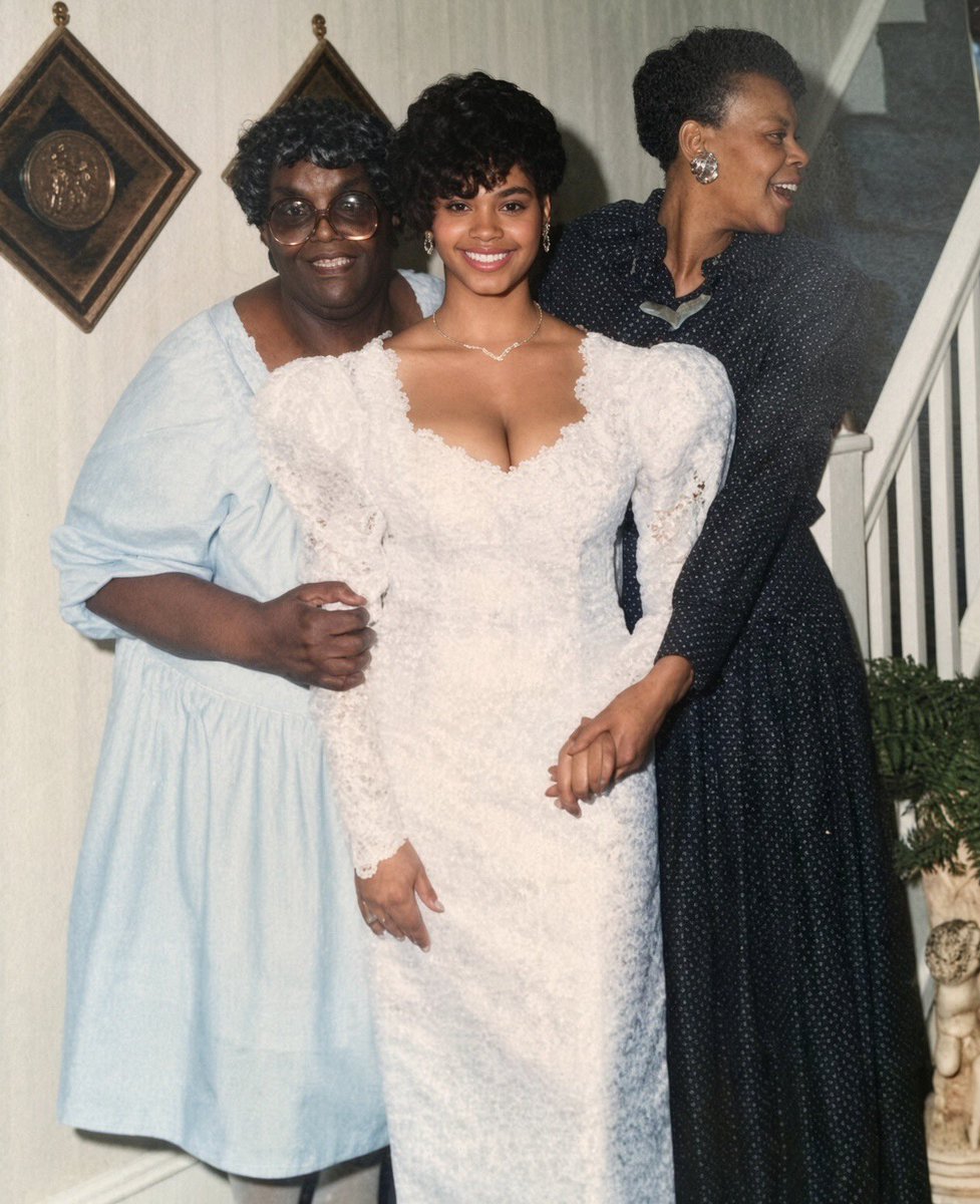 opolot_ronnie's tweet photo. Jill Scott in 1989                     Jill Scott in 
at 17 years old.                         2026 at 54 yrs https://t.co/4LfOo4mjrG