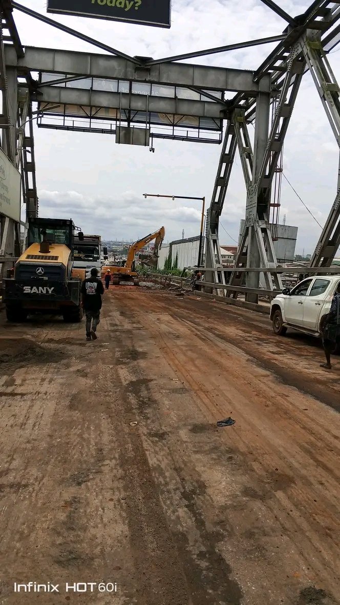 baecourier80376's tweet photo. Onisha headbridge is taking a new reshape under the supervision of engineer Dave umahi the minister of works https://t.co/9gelmfZYHg